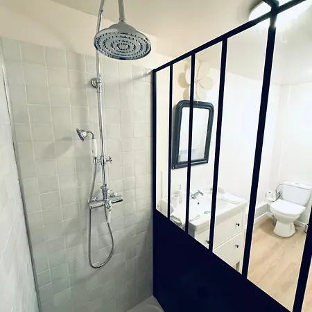 2 Bedroom House Centre * Croix